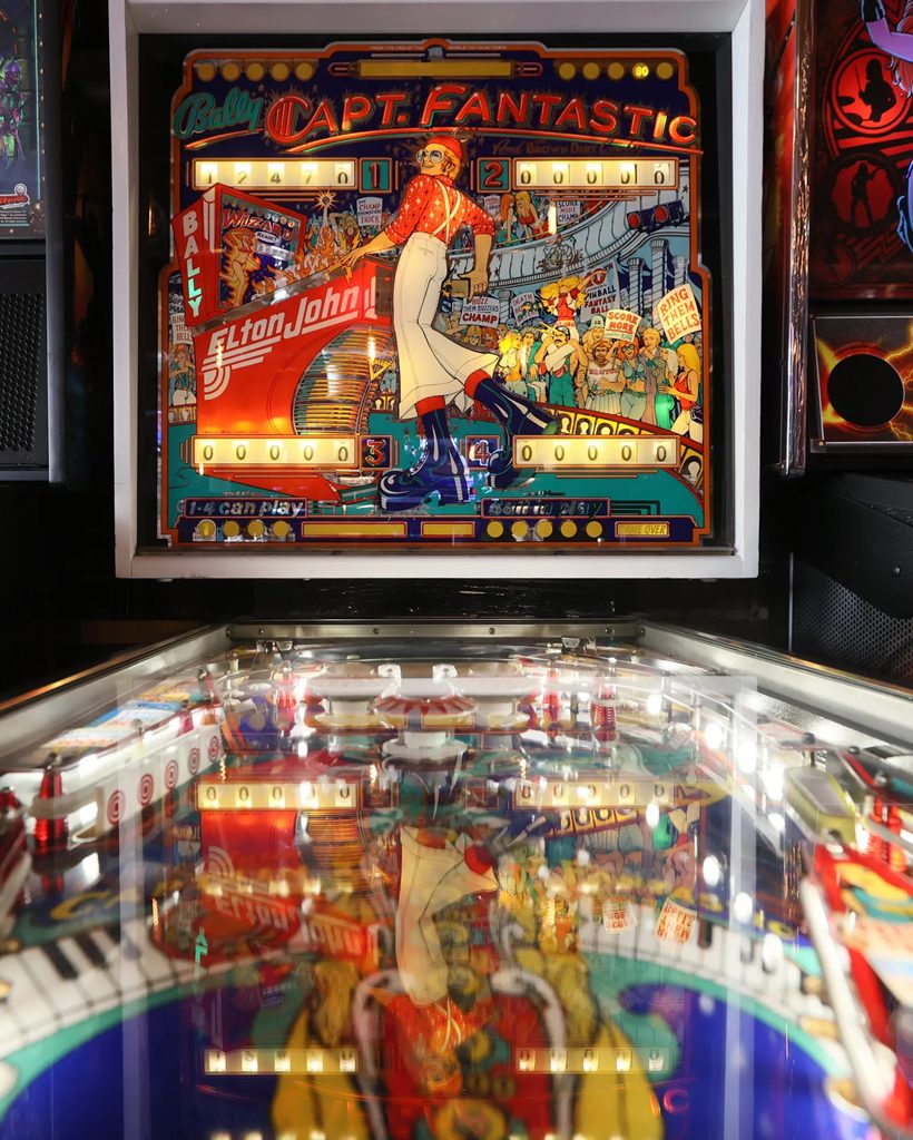 FLIP SIDE Memphis - Capt. Fantastic Elton John Pinball Machine